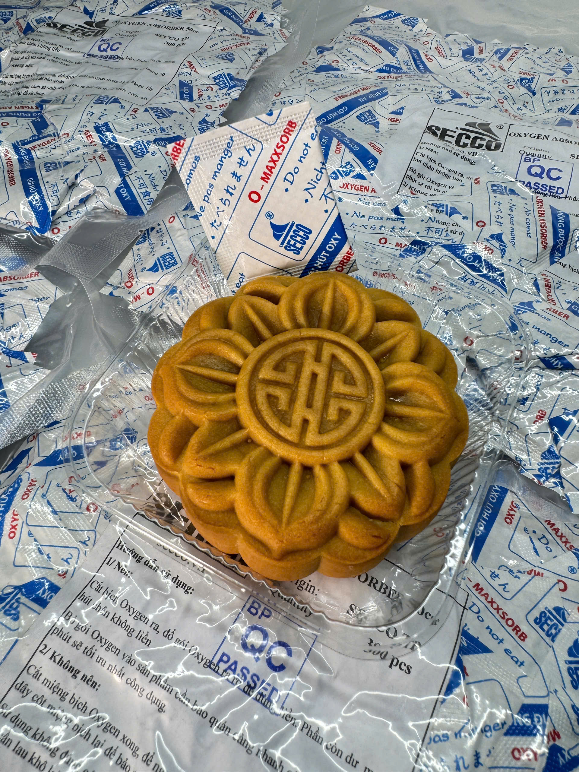 Bao bì bánh Trung thu có gói hút oxy giúp sản phẩm luôn giữ được độ tươi ngon.
