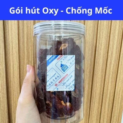 Kiểm tra bao bì bánh kẹo trước khi đưa vào thùng carton.