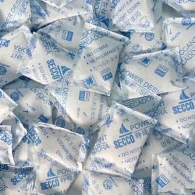 Gói hút ẩm silica gel dùng trong bảo quản hàng hóa.