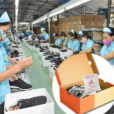 Gói silica gel đặt trong hộp sản phẩm