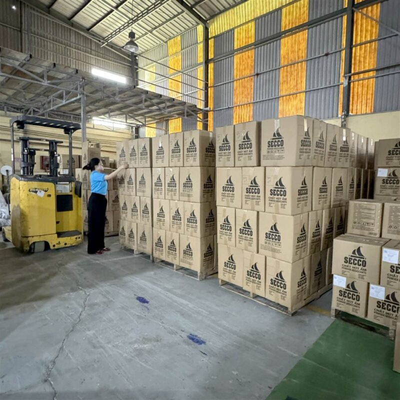 Kho nhà máy SECCO với thùng bột hút ẩm xếp trên pallet và xe nâng
