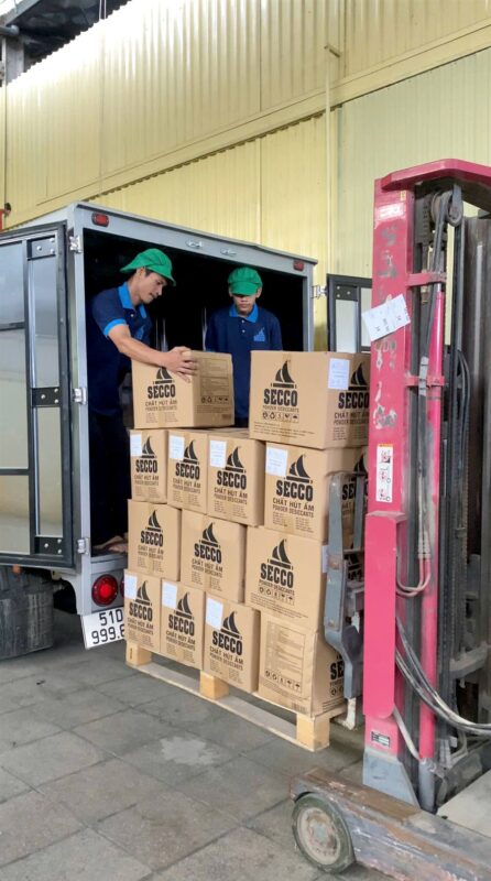 Nhân viên SECCO xếp thùng bột hút ẩm lên xe giao hàng